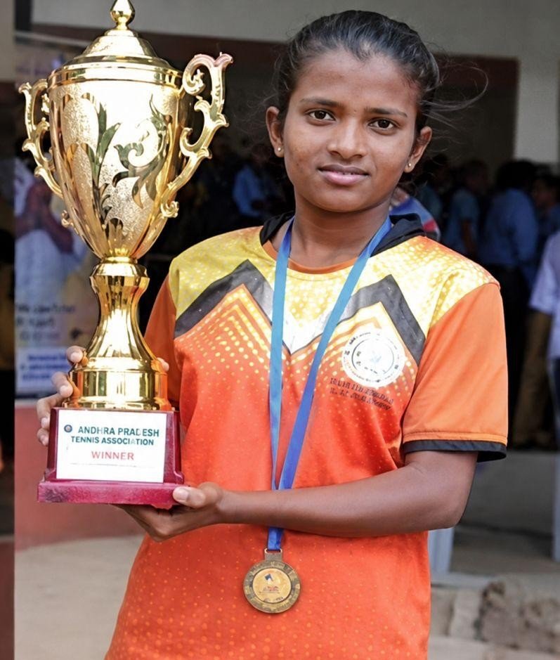 Sports Achievements (1) Nirosha won Trophy from Baseball